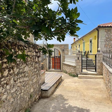 Mpolanos Guesthouse Himare Luaran gambar