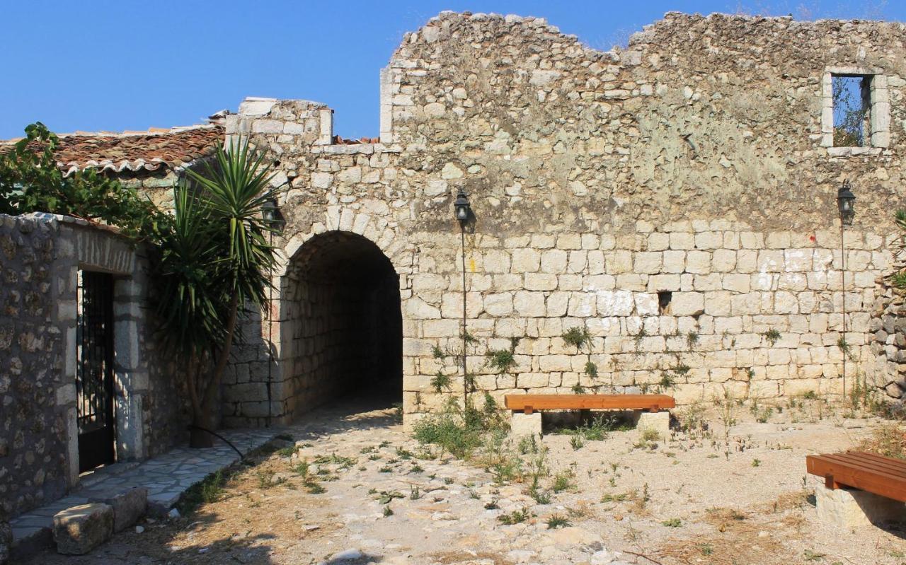 Mpolanos Guesthouse Himare Luaran gambar