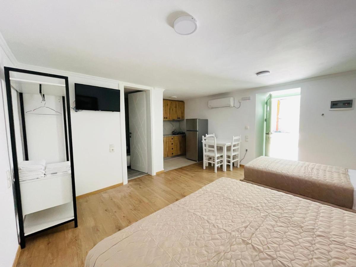 Mpolanos Guesthouse Himare Luaran gambar