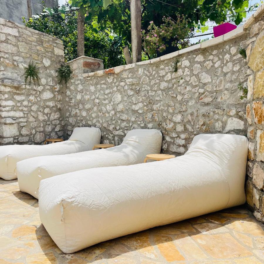 Mpolanos Guesthouse Himare Luaran gambar