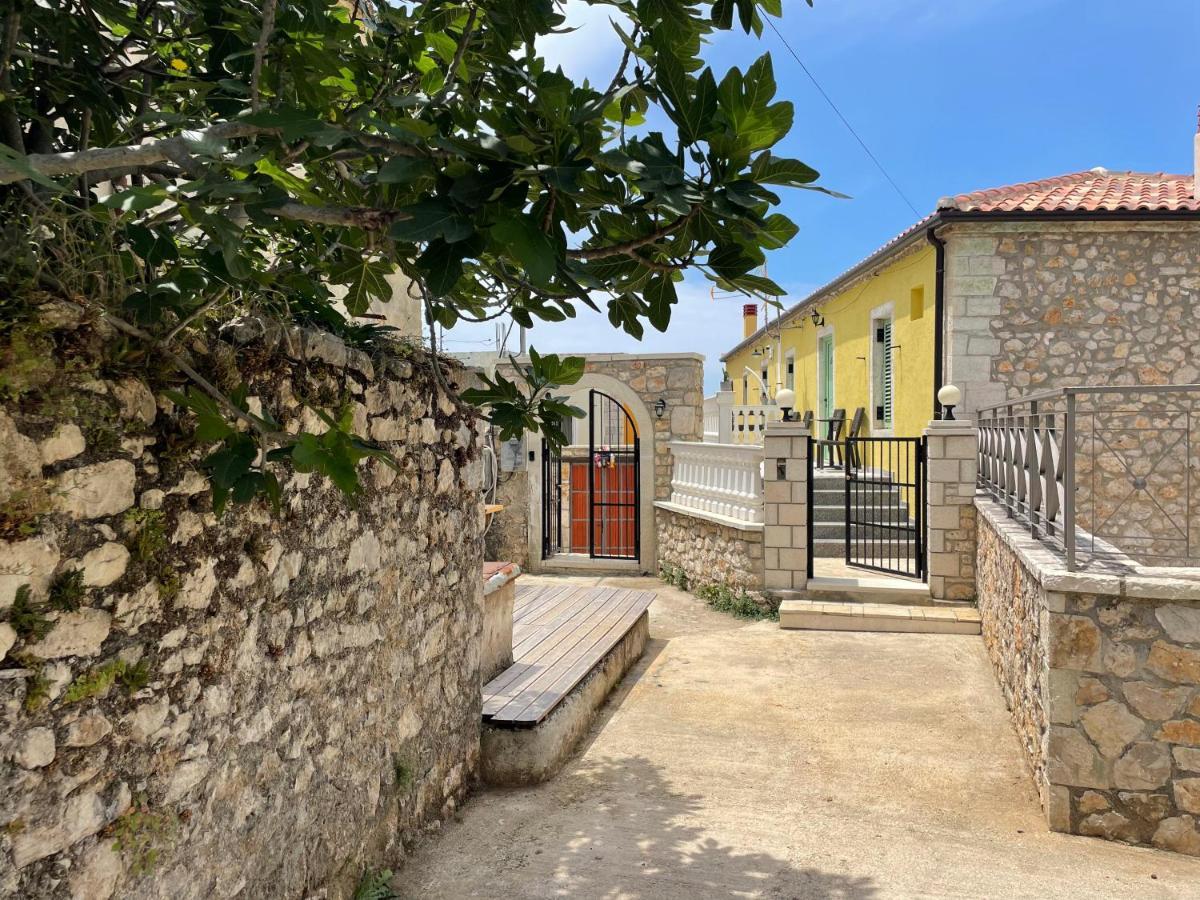 Mpolanos Guesthouse Himare Luaran gambar